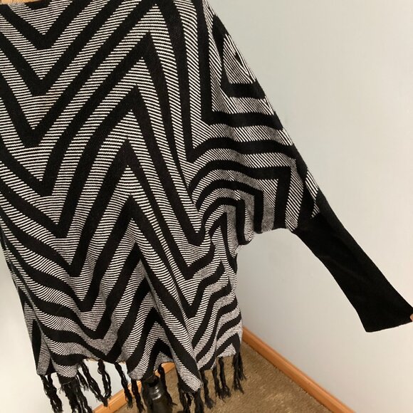 Elan Zig Zag Long Sleeve Fringed Poncho Sweater ~ One Size - Picture 2 of 12